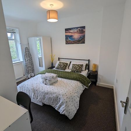 Fantastic 3-Bedroom House In London Morden  Esterno foto