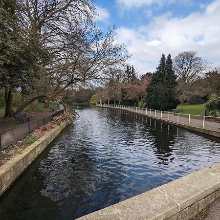 Fantastic 3-Bedroom House In London Morden  Esterno foto