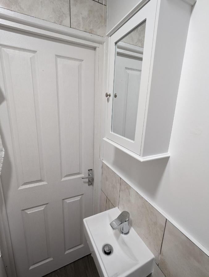 Fantastic 3-Bedroom House In London Morden  Esterno foto