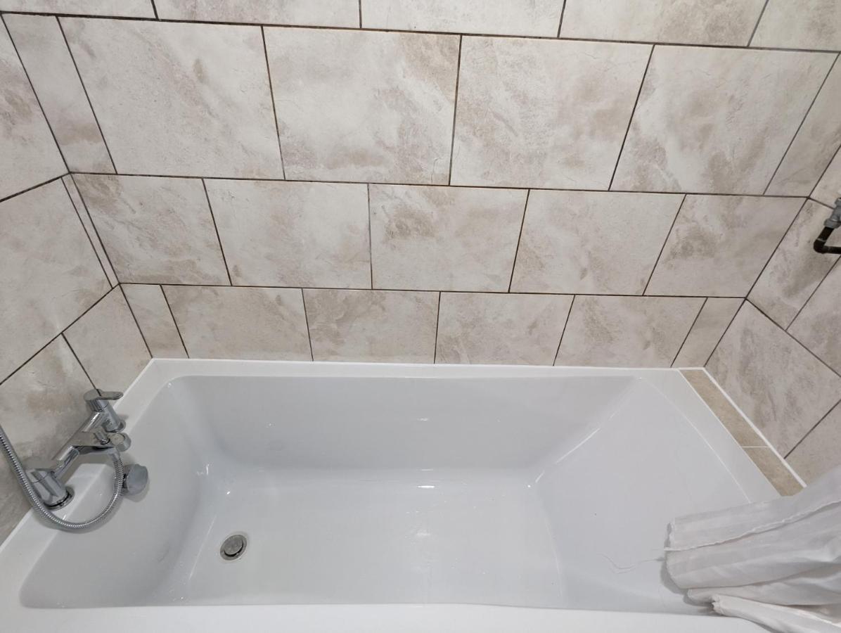 Fantastic 3-Bedroom House In London Morden  Esterno foto