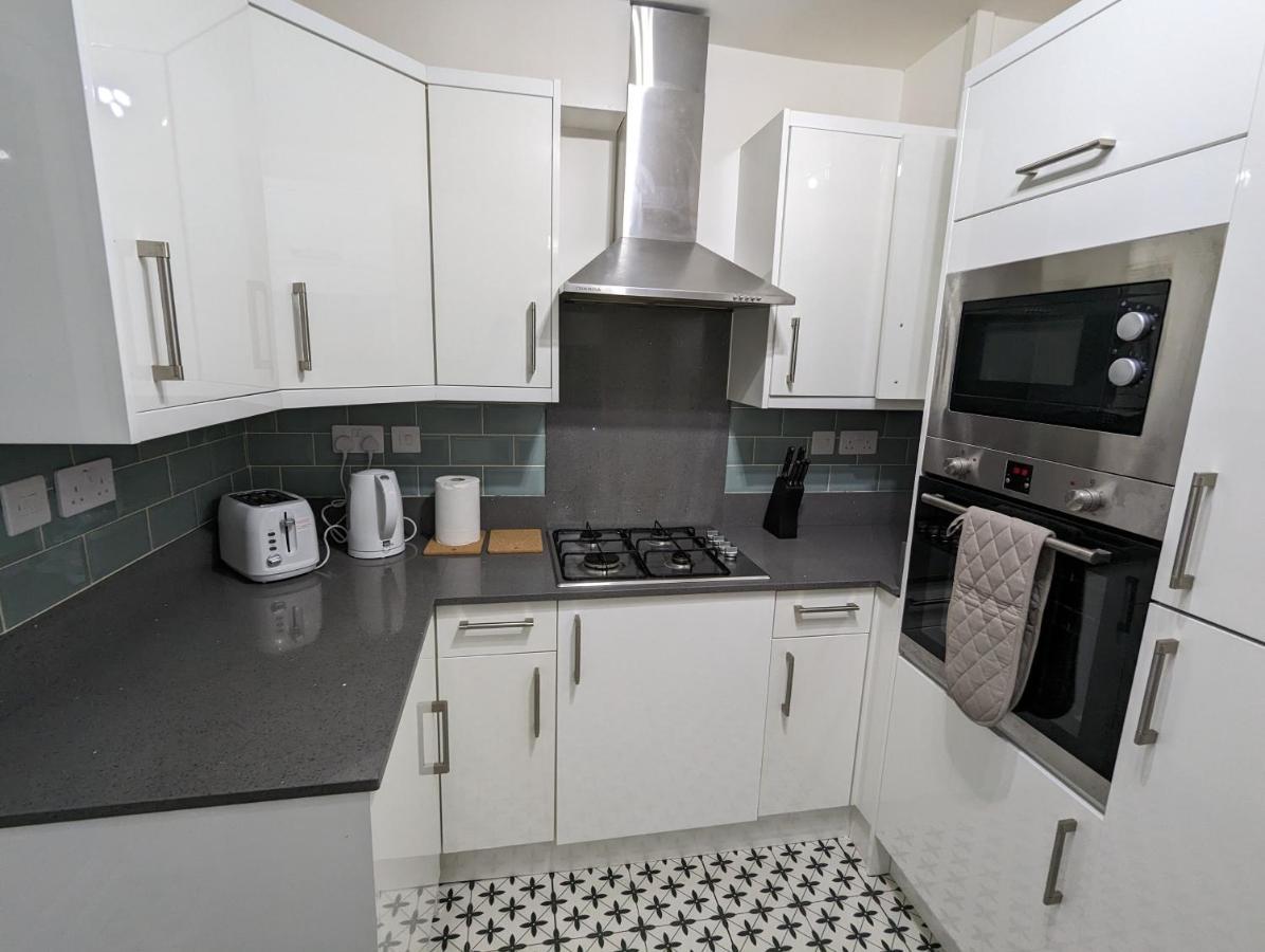 Fantastic 3-Bedroom House In London Morden  Esterno foto