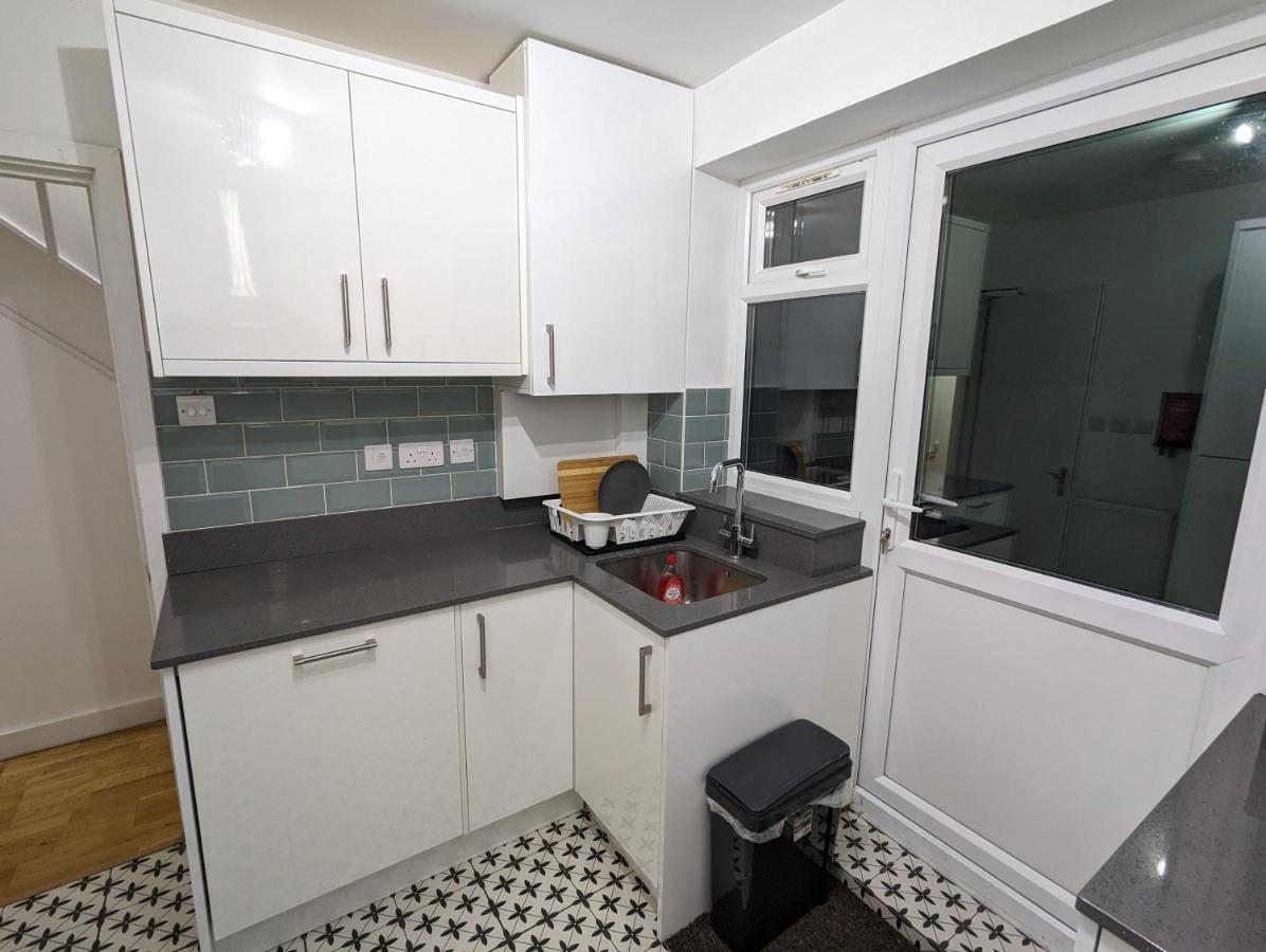 Fantastic 3-Bedroom House In London Morden  Esterno foto