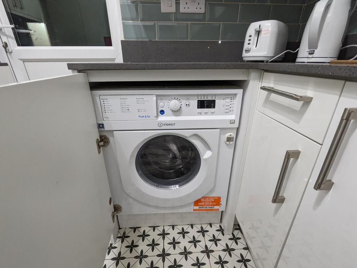 Fantastic 3-Bedroom House In London Morden  Esterno foto
