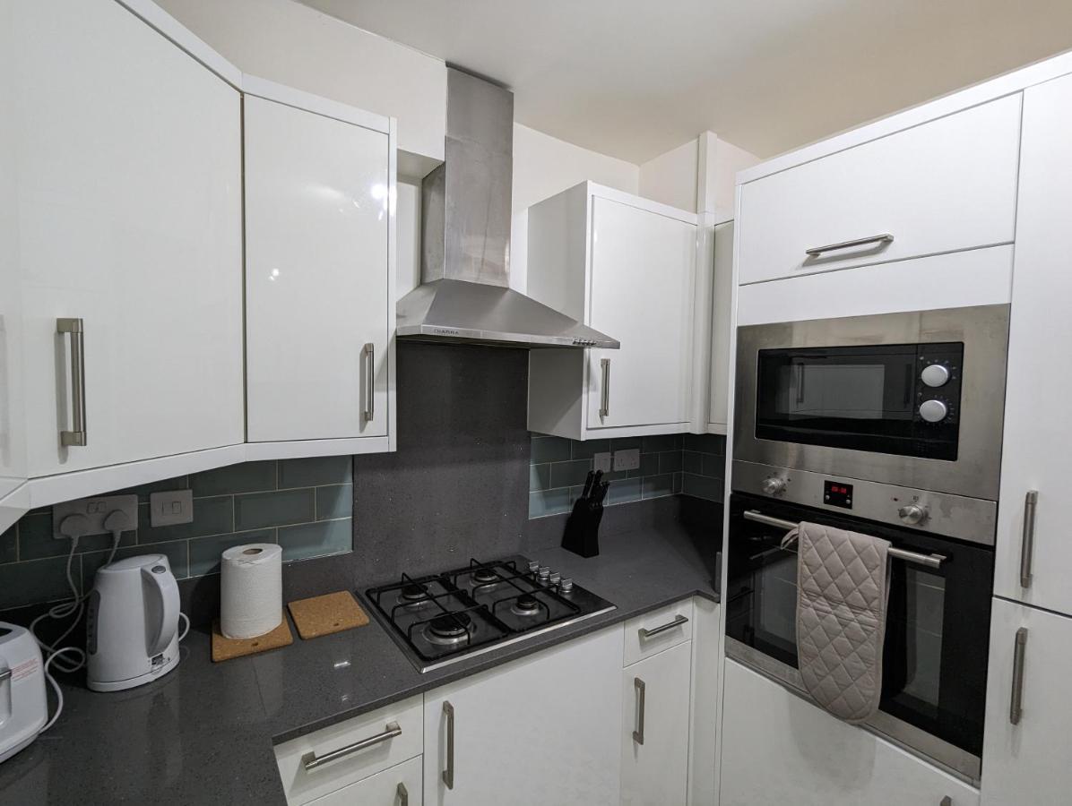 Fantastic 3-Bedroom House In London Morden  Esterno foto