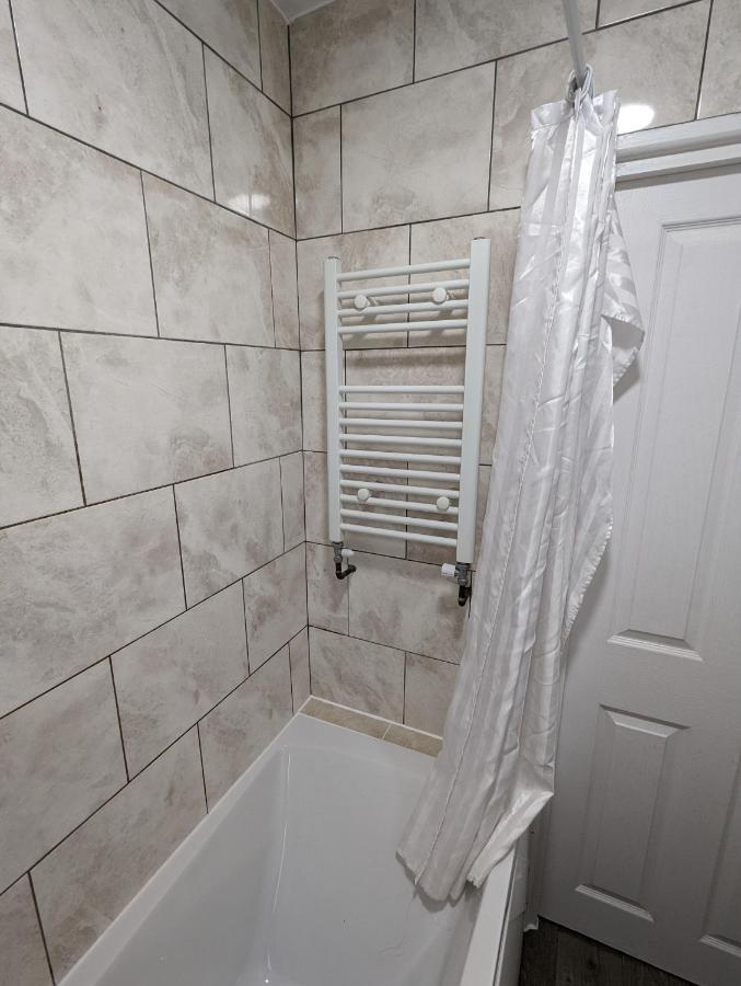Fantastic 3-Bedroom House In London Morden  Esterno foto