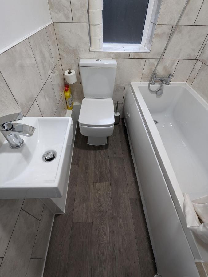 Fantastic 3-Bedroom House In London Morden  Esterno foto