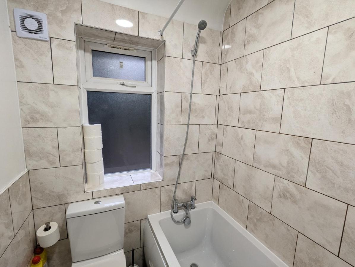 Fantastic 3-Bedroom House In London Morden  Esterno foto