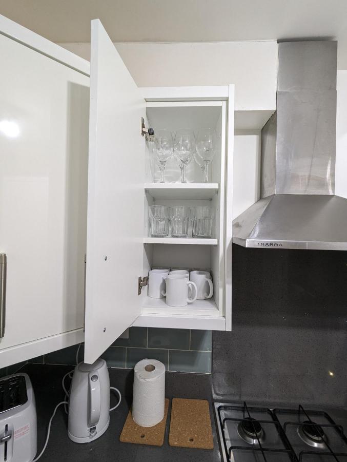 Fantastic 3-Bedroom House In London Morden  Esterno foto