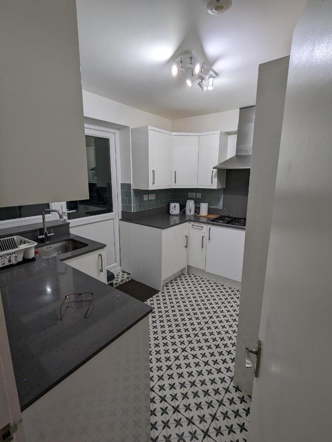 Fantastic 3-Bedroom House In London Morden  Esterno foto