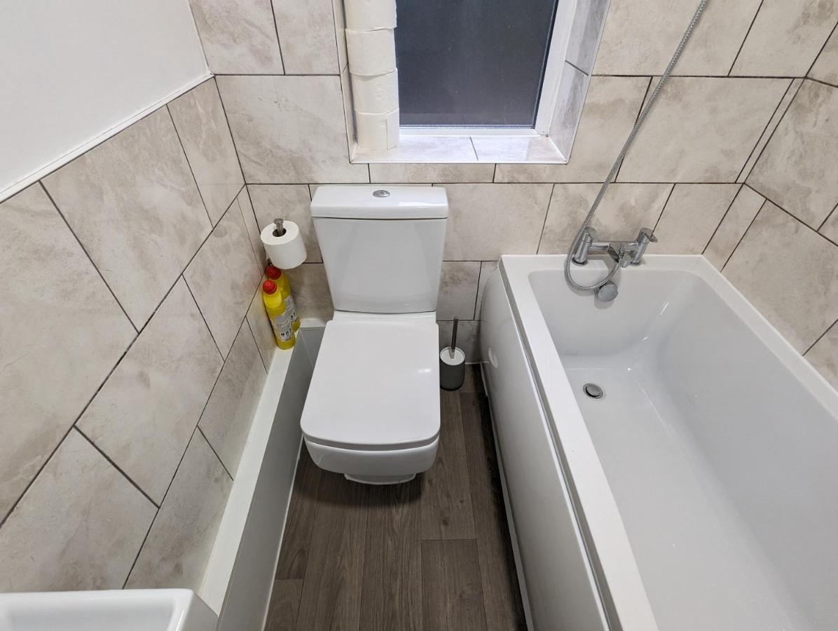Fantastic 3-Bedroom House In London Morden  Esterno foto
