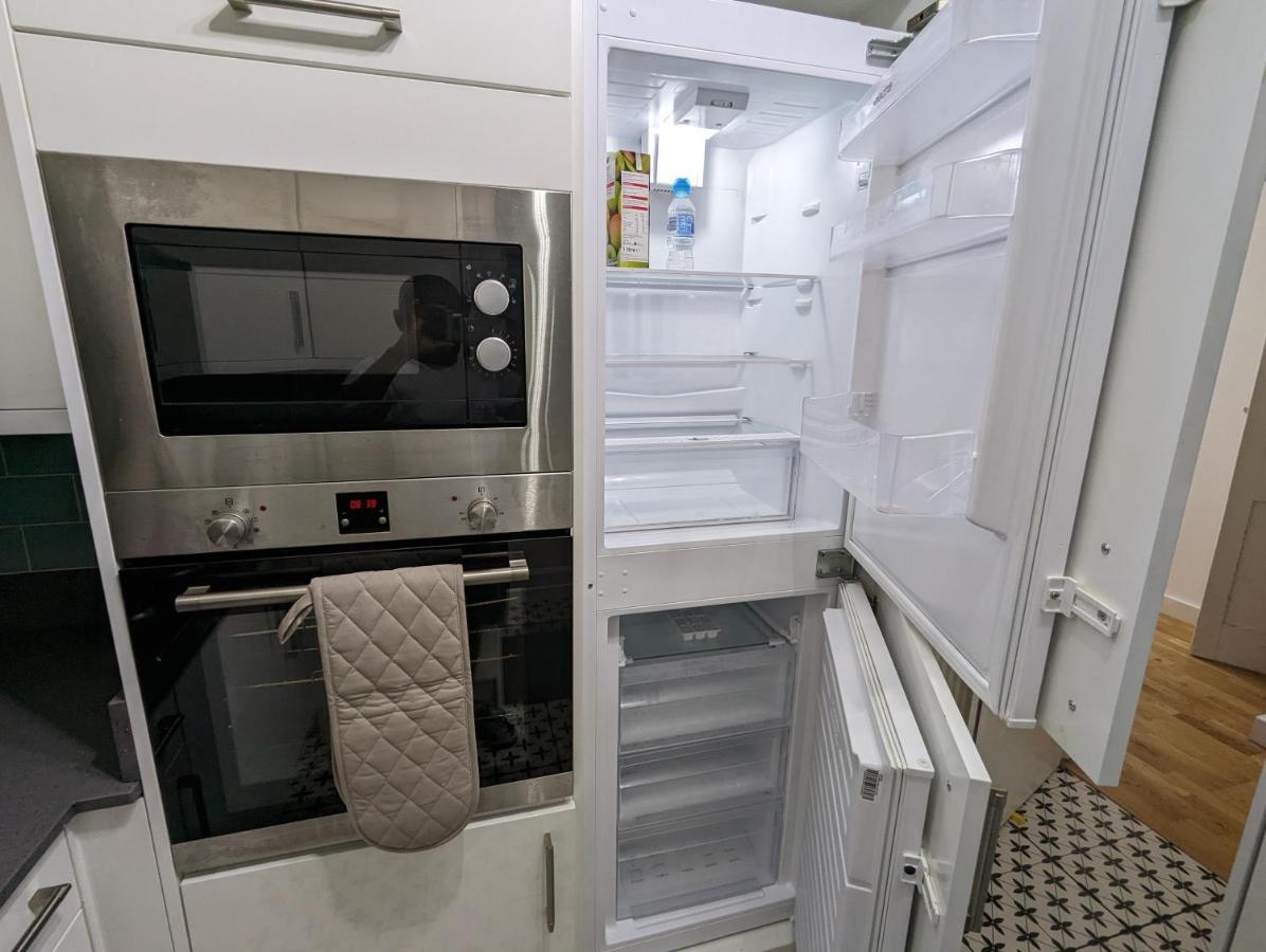 Fantastic 3-Bedroom House In London Morden  Esterno foto