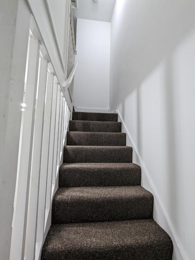 Fantastic 3-Bedroom House In London Morden  Esterno foto
