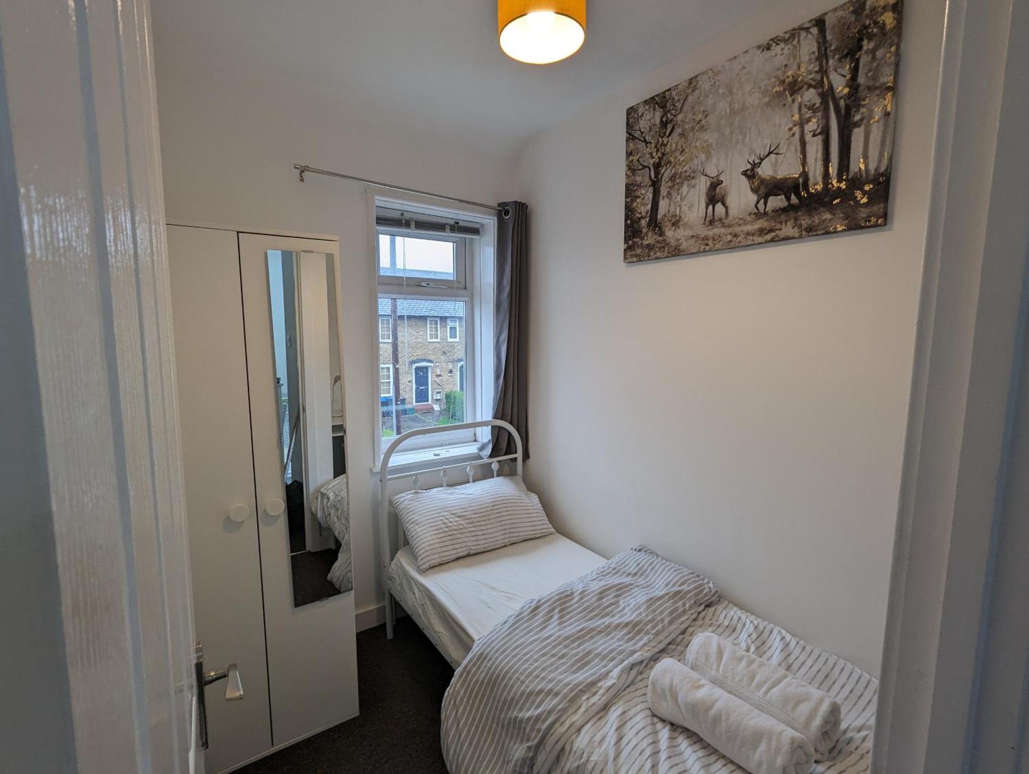 Fantastic 3-Bedroom House In London Morden  Esterno foto
