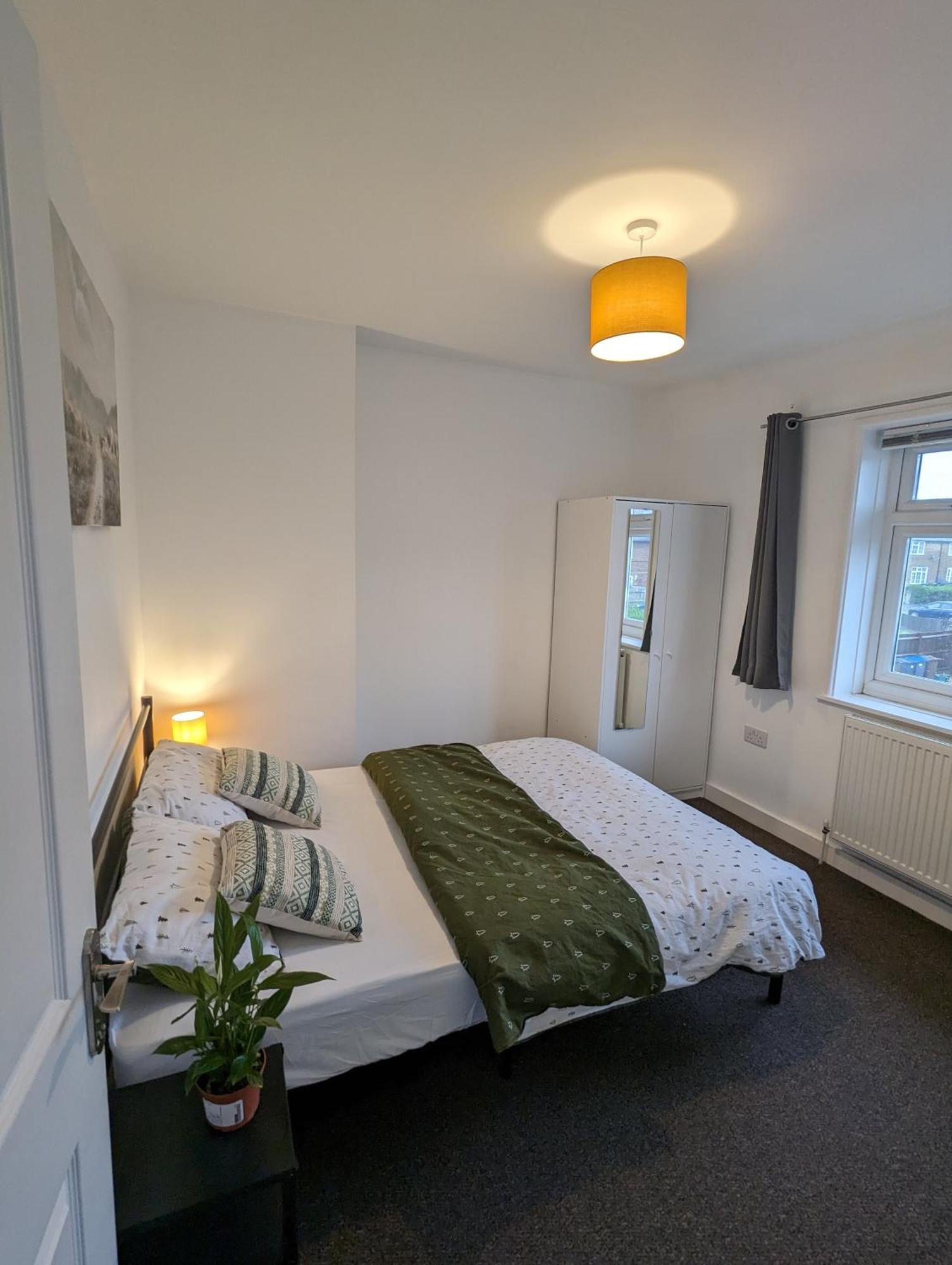 Fantastic 3-Bedroom House In London Morden  Esterno foto